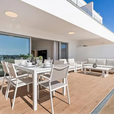 Lejlighed Peaceful Escape With Terrace Pool